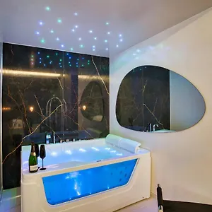 https://distinto-suite-rooms.lecce-hotels.com