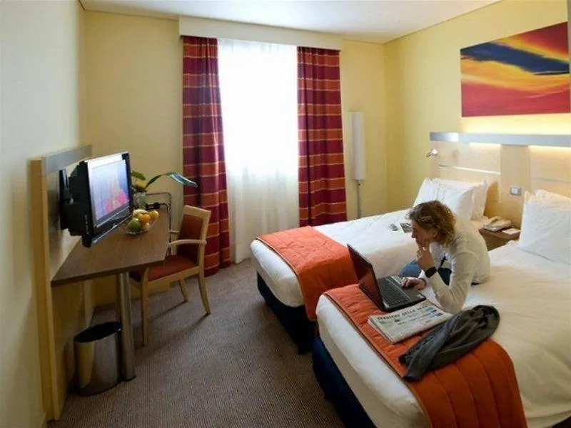 The Bergamo West Motel Моццо
